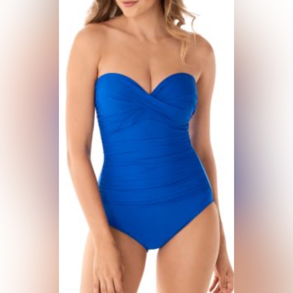 La Blanca swimsuit - excellent used condition . Size 6.